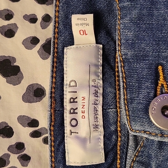 Torrid denim raw hem skirt with vertical side stripes - Picture 3 of 6